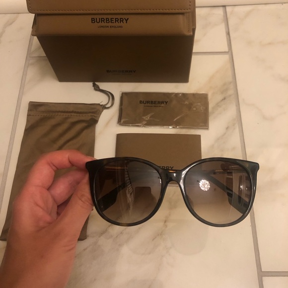 🔥NEW BURBERRY BEST SELLER SUNGLASSES 🔥 - Picture 4 of 13